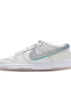 Nike SB Dunk Low Low-Top Sneakers
