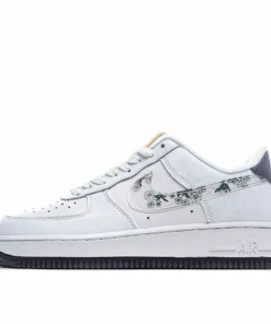 Nike Air Force 1 07 Low Top Sneakers
